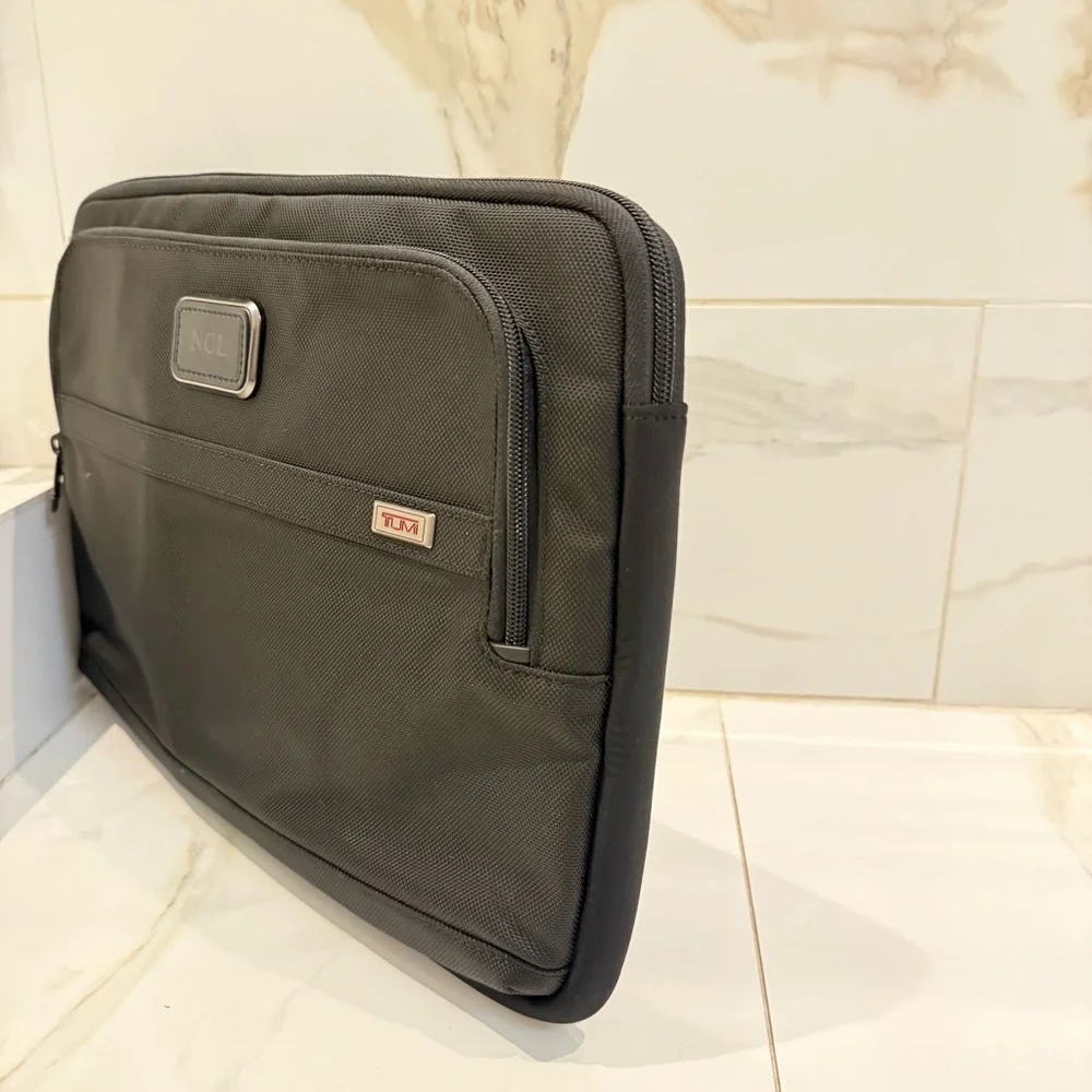TUMI Alpha 3 Large Laptop Cover – Great Condition